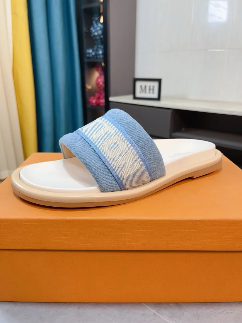 Ex-factory price 360🌹🌹 (lv-Louis Vuitton) New men's slippers, high-end boutique, exquisite embossed logo decoration on the upper, fine workmanship, super soft soles, casual, loose and comfortable, a must-have in summer! \nsize：38-44